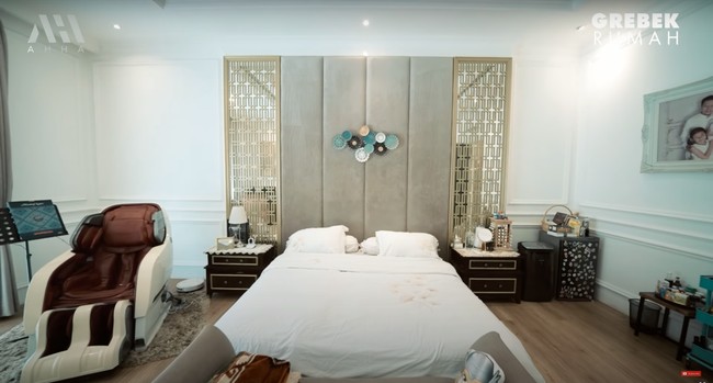 Kalau yang satu ini penampakan kamar tidur Arie dan Fenita yang terletak di lantai 2 rumah. Di samping ranjangnya terdapat sebuah kursi pijat. Foto: YouTube/AH