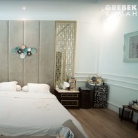 Kalau yang satu ini penampakan kamar tidur Arie dan Fenita yang terletak di lantai 2 rumah. Di samping ranjangnya terdapat sebuah kursi pijat. Foto: YouTube/AH