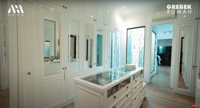 Kamar tidur Arie itu langsung menyambung ke walk in closet yang ada di sebelahnya. Atta bahkan sampai dibuat terkejut melihat wal in closet di kamar Arie yang dinilai begitu luas, bahkan mungkin lebih besar dari kamar Arie. Foto: YouTube/AH