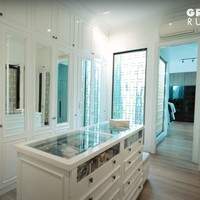Kamar tidur Arie itu langsung menyambung ke walk in closet yang ada di sebelahnya. Atta bahkan sampai dibuat terkejut melihat wal in closet di kamar Arie yang dinilai begitu luas, bahkan mungkin lebih besar dari kamar Arie. Foto: YouTube/AH