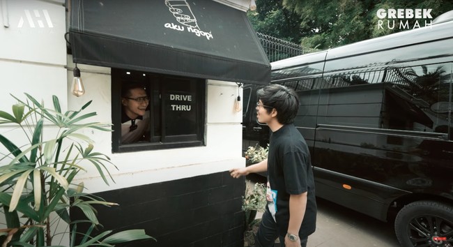 Unik, rumah Arie Untung memiliki coffee shop di bagian depannya. Arie mengatakan jika coffee shop itu merupakan ide sang istri, Fenita Arie yang dibuka saat pandemi. Saat ini coffee shopnya itu sudah pindah dan tak lagi beroperasi di depan rumahnya. Foto: YouTube/AH