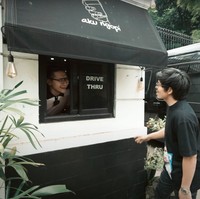 Unik, rumah Arie Untung memiliki coffee shop di bagian depannya. Arie mengatakan jika coffee shop itu merupakan ide sang istri, Fenita Arie yang dibuka saat pandemi. Saat ini coffee shopnya itu sudah pindah dan tak lagi beroperasi di depan rumahnya. Foto: YouTube/AH