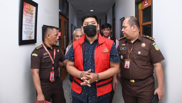 Salah satu tersangka saat dilakukan penahanan oleh Kejati Jabar, Selasa (15/3/2023).