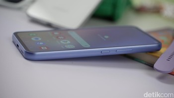 Untuk baterainya masih berkapasitas 5.000 mAh dengan pengisian cepat 25W. Saat dirilis A54 sudah menjalankan One UI 5.1 berbasis Android 13. Foto: Adi Fida Rahman/detikINET