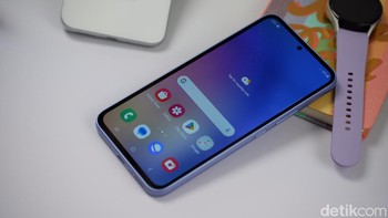 Samsung memberikan peningkatan pada tingkat kecerahan menjadi 1.000 nits dari 800 nits di A53. Selain itu diberikan dukungan Vision Booster sehingga pengguna bisa mengakses konten dengan mudah di bawah sinar matahari yang terik. Foto: Adi Fida Rahman/detikINET