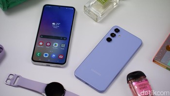 Layar Galaxy A54 agak mengecil, dari 6,5 inch menjadi 6,4 inch. Panel yang digunakan Super AMOLED Full HD+ dengan refresh rate 120Hz dan rasio 19,5:9. Foto: Adi Fida Rahman/detikINET