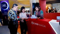 Nasabah berbincang dengan Direktur Consumer Banking CIMB Niaga Noviady Wahyudi dan Head of Credit Card, Merchant & Personal Financing Business CIMB Niaga Trisna L. M. Siahaan (kanan) usai mengajukan Kartu Kredit CIMB Niaga ALL-Accor Live Limitless di sela pembukaan “City of ALL: Accor Live Limitless - Hotel & Wedding Fair” di Central Park Mall, Jakarta. 