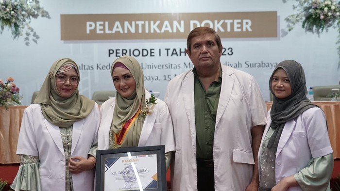 Seorang dokter muda berprestasi lulusan UM Surabaya ini memiliki keluarga yang kompak berprofesi sebagai dokter.
