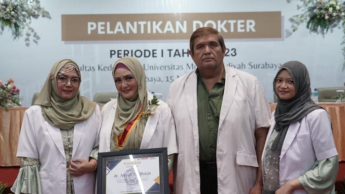 Seorang dokter muda berprestasi lulusan UM Surabaya ini memiliki keluarga yang kompak berprofesi sebagai dokter.