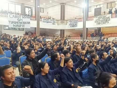 Sejumlah mahasiswa Unud menyampaikan enam tuntutan terkait kasus korupsi dana SPI di Rektorat Unud Jimbaran, Kuta Selatan, Badung, Bali, Rabu (15/3/2023).