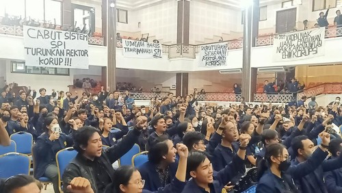 Sejumlah mahasiswa Unud menyampaikan enam tuntutan terkait kasus korupsi dana SPI di Rektorat Unud Jimbaran, Kuta Selatan, Badung, Bali, Rabu (15/3/2023).