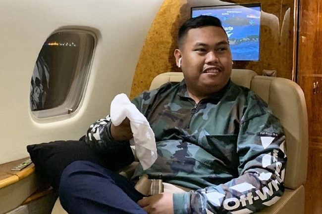 Tak hanya pesawat komersial, Ajudan Pribadi juga kerap naik jet pribadi. Baju mahal lagi-lagi jadi andalan, kali ini giliran Off-White White Long Sleeve Zip Mock Neck Tee yang dijual seharga 350 euro atau sekitar Rp 6 juta. (Foto: Instagram/@ajudan_pribadi)