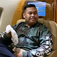 Tak hanya pesawat komersial, Ajudan Pribadi juga kerap naik jet pribadi. Baju mahal lagi-lagi jadi andalan, kali ini giliran Off-White White Long Sleeve Zip Mock Neck Tee yang dijual seharga 350 euro atau sekitar Rp 6 juta. (Foto: Instagram/@ajudan_pribadi)