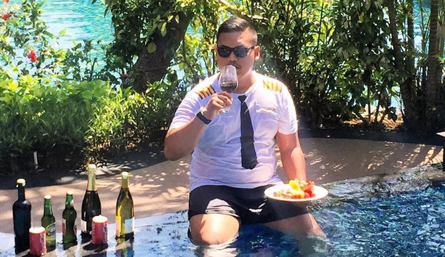 Santai di pinggir kolam, ia ditemani berbagai minuman beralkohol. (Foto: Instagram/@ajudan_pribadi)