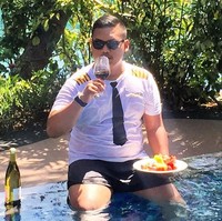 Santai di pinggir kolam, ia ditemani berbagai minuman beralkohol. (Foto: Instagram/@ajudan_pribadi)