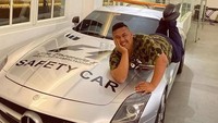 Ajudan pribadi kerap dipanggil dengan sebutan konyol. Muhammad Akbar, memang sering kerap memamerkan kemewahan di media sosialnya. Foto: Instagram/@ajudan_pribadi