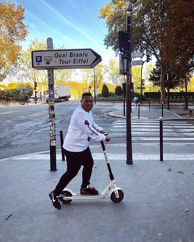 Jalan-jalan ke Paris yang notabenenya kiblat mode dunia, Ajudan Pribadi memastikan gayanya juga maksimal. Kaus lengan panjang putih Champion dan sneakers Nike Air VaporMax hitam jadi andalan. Di situs StockX, harga reseller sepatu kolaborasi Nike dan mendiang Virgil Abloh itu mencapai US 1.228 atau sekitar Rp 19 juta. (Foto: Instagram/@ajudan_pribadi)