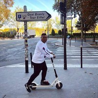 Jalan-jalan ke Paris yang notabenenya kiblat mode dunia, Ajudan Pribadi memastikan gayanya juga maksimal. Kaus lengan panjang putih Champion dan sneakers Nike Air VaporMax hitam jadi andalan. Di situs StockX, harga reseller sepatu kolaborasi Nike dan mendiang Virgil Abloh itu mencapai US 1.228 atau sekitar Rp 19 juta. (Foto: Instagram/@ajudan_pribadi)