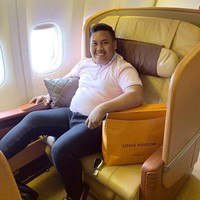 Muhammad Akbar selalu mengabadikan momennya duduk di kelas bisnis saat traveling dengan pesawat. Tidak lupa memamerkan belanjaan dari butik luxury brand kenamaan dunia. Tampak di foto ini, ia memakai sneakers Yeezy yang harganya bisa menyentuh Rp 5 juta. (Foto: Instagram/@ajudan_pribadi)