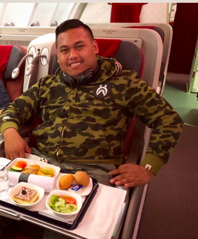 Kehidupan Muhammad Akbar, pemilik Instagram @ajudan_pribadi yang punya 1 juta pengikut, penuh dengan kemewahan. Unggahan-unggahan di akun Instagram-nya yang bercentang biru itu memperlihatkan Muhammad doyan berbusana mahal dan bepergian dengan fasilitas premium. (Foto: Instagram/@ajudan_pribadi)