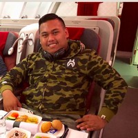 Kehidupan Muhammad Akbar, pemilik Instagram @ajudan_pribadi yang punya 1 juta pengikut, penuh dengan kemewahan. Unggahan-unggahan di akun Instagram-nya yang bercentang biru itu memperlihatkan Muhammad doyan berbusana mahal dan bepergian dengan fasilitas premium. (Foto: Instagram/@ajudan_pribadi)