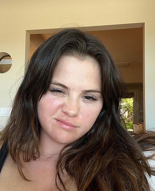 Dalam foto terbaru di Instagramnya, Selena juga menunjukan wajah alami tanpa makeup. Foto tersebut seketika jadi viral. Foto: dok. Instagram @selenagomez