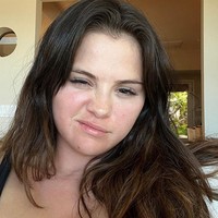 Dalam foto terbaru di Instagramnya, Selena juga menunjukan wajah alami tanpa makeup. Foto tersebut seketika jadi viral. Foto: dok. Instagram @selenagomez