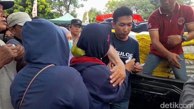 Antrean warga Brebes mendapatkan sembako murah, Rabu (15/3/2023)