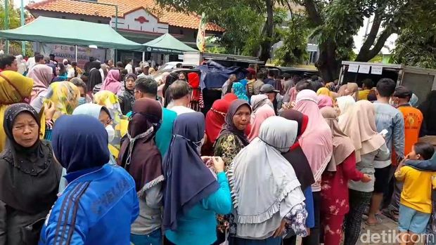Antrean warga Brebes mendapatkan sembako murah, Rabu (15/3/2023)