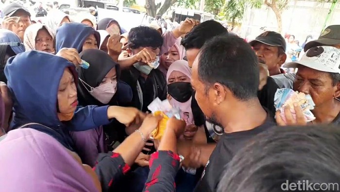 Antrean warga Brebes mendapatkan sembako murah, Rabu (15/3/2023)