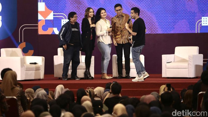 Cinta Laura bersama KGPAA Mangkunegoro X dan Rektor UNS Prof Jamal Wiwoho menjadi salahs atu pembicara di #DemiIndonesia Goes to Campus. Yuk, intip keseruannya.