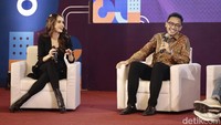 Ini momen keseruan Cinta Laura dan KGPAA Mangkunegoro X di acara #DemiIndonesia Goes to Campus yang digelar di UNS Solo, Rabu (15/3/2023).