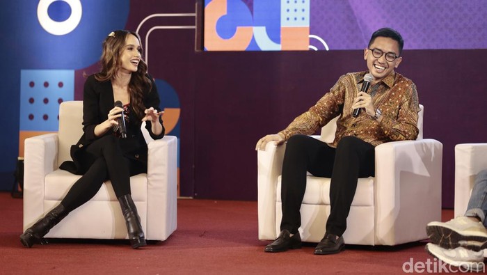 Semringah Cinta Laura dan Mangkunegoro di #DemiIndonesia Cinta Laura bersama KGPAA Mangkunegoro X dan Rektor UNS Prof Jamal Wiwoho menjadi salahs atu pembicara di #DemiIndonesia Goes to Campus. Yuk, intip keseruannya.
