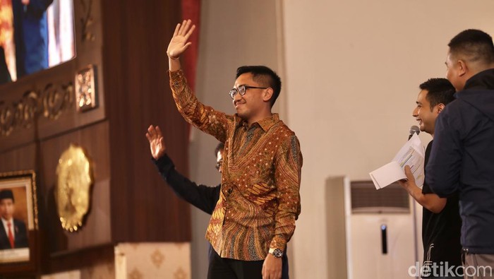 Cinta Laura bersama KGPAA Mangkunegoro X dan Rektor UNS Prof Jamal Wiwoho menjadi salahs atu pembicara di #DemiIndonesia Goes to Campus. Yuk, intip keseruannya.