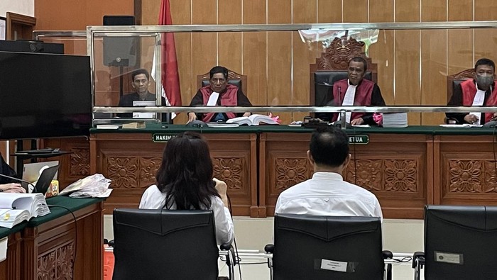 Sidang pemeriksaan terdakwa kasus narkoba Linda di PN Jakbar (Silvia-detikcom)