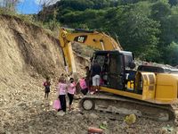 Srikandi Ganjar NTT Beri Bantuan Untuk Korban Bencana Longsor Takari