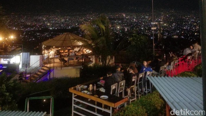 Suasana Kota Bandung dari ketinggian di Caringin Tilu