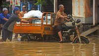 Banjir ini juga menyebabkan sejumlah kendaraan menjadi mogok.