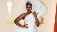 Wanita yang masuk dalam nominasi Best Original Song lewat Lift Me Up itu mengenakan dress putih panjang dengan veil besar. FilmMagic/Jeff Kravitz