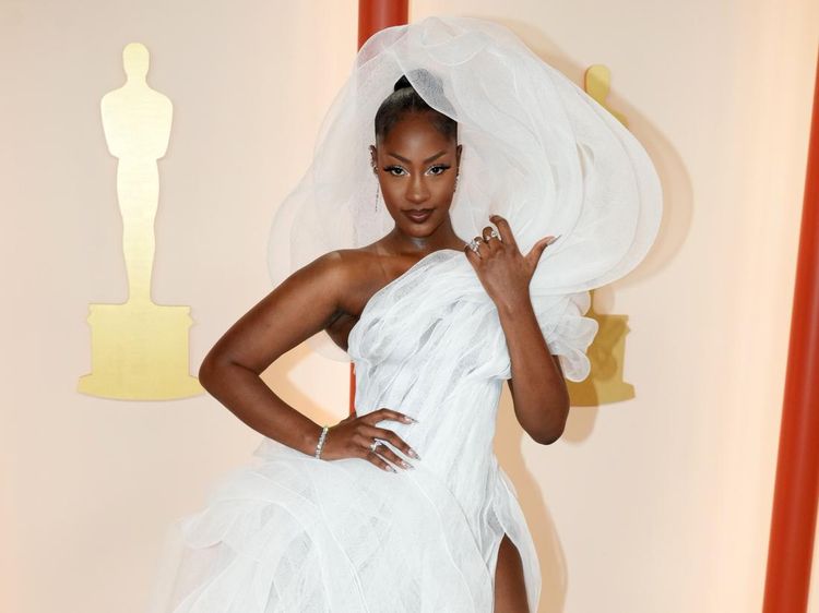 Duh, Penyanyi Ini Dikritik Gegara Busananya di Oscar 2023