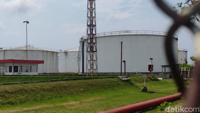 Terminal Bahan Bakar Minyak (TBBM) di Pengapon, Kota Semarang, dekat dengan permukiman warga. Foto diunggah Rabu (15/3/2023).