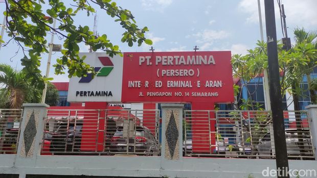 Terminal Bahan Bakar Minyak (TBBM) di Pengapon, Kota Semarang, dekat dengan permukiman warga. Foto diunggah Rabu (15/3/2023).