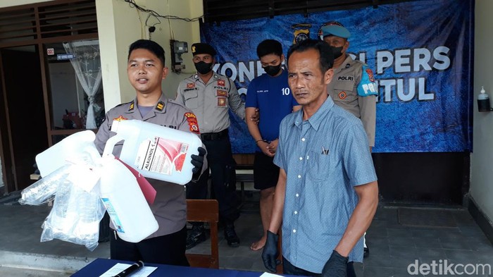 Tersangka miras oplosan yakni AM (27) alias Babon dihadirkan dalam jumpa pers di Polsek Jetis, Bantul, Rabu (15/3/2023).