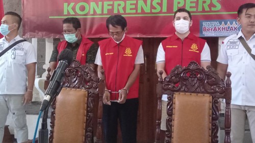 Tersangka pembuatan KTP secara ilegal untuk WN Suriah di
Kejaksaan Negeri Denpasar, Rabu (15/3/2023).