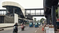 Halte terintegrasi tersebut menghubungkan moda transportasi kereta api dan bus TransJakarta.