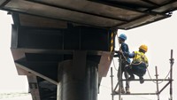 Pembangunan jembatan penghubung antara Halte Matraman Baru dengan Stasiun Matraman pun terus dikebut.