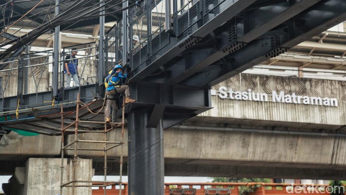 Halte TransJakarta Matraman Baru akan terintegrasi dengan Stasiun Matraman. Saat ini jembatan penghubung keduanya tengah dibangun.
