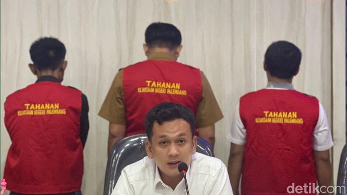 Tiga tersangka penggarap tanah Pemprov Sumsel ditahan. (Prima Syahbana/detikSumut)