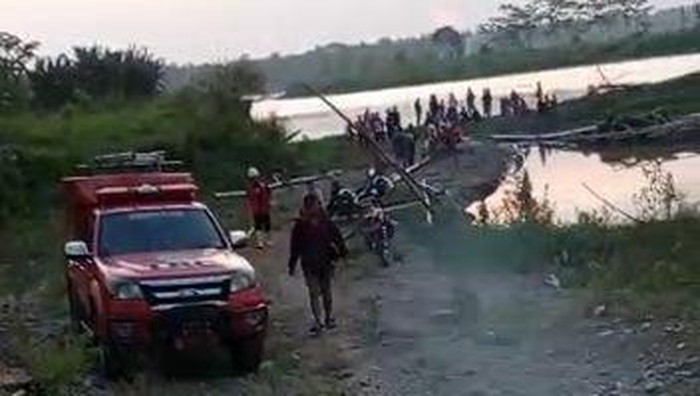 Tim SAR gabungan saat melakukan operasi pencarian terhadap Haryono (50) yang hilang saat menjaring ikan di Sungai Progo, Kalurahan Trimurti, Kapanewon Srandakan, Bantul, Rabu (15/3/2023).