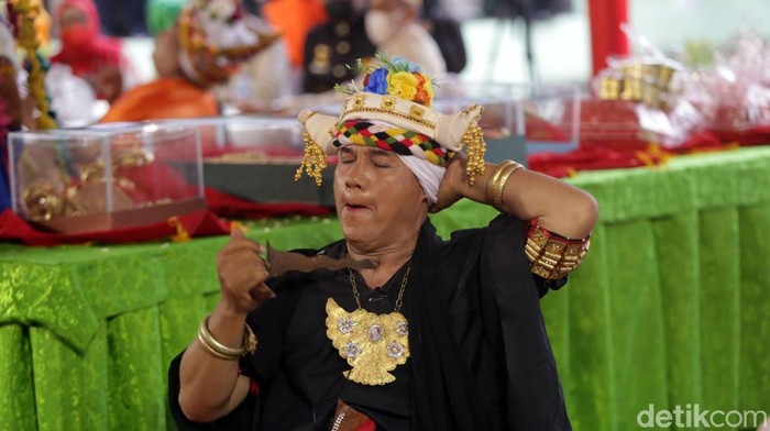 Tokoh spritual Bugis di Bone, Bissu.